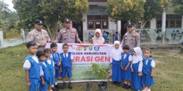 Polsek Kerumutan Tanam Bibit Pohon Bersama Anak TK Permata Bunda di Hari Pohon Nasional 2025
