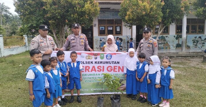 Polsek Kerumutan Tanam Bibit Pohon Bersama Anak TK Permata Bunda di Hari Pohon Nasional 2025
