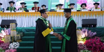 Keterbatasan Ekonomi Tak Surutkan Rizal Efendi Raih Lulusan Terbaik, Rektor IAIN Langsa Serahkan Bantuan Tunai