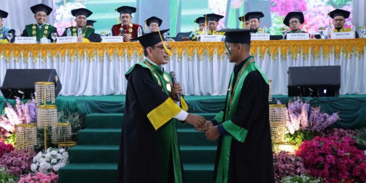 Keterbatasan Ekonomi Tak Surutkan Rizal Efendi Raih Lulusan Terbaik, Rektor IAIN Langsa Serahkan Bantuan Tunai