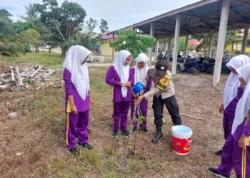 Polsek Pangkalan Lesung Ajak Siswa SD Tanam Bibit Pohon Dukung Program Penghijauan Kapolda Riau