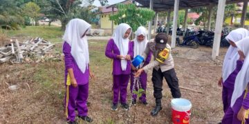 Polsek Pangkalan Lesung Ajak Siswa SD Tanam Bibit Pohon Dukung Program Penghijauan Kapolda Riau