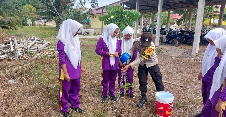 Polsek Pangkalan Lesung Ajak Siswa SD Tanam Bibit Pohon Dukung Program Penghijauan Kapolda Riau