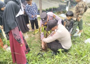 Polsek Kerumutan Ajak Anak TK Tanam Bibit Pohon Dukung Penghijauan