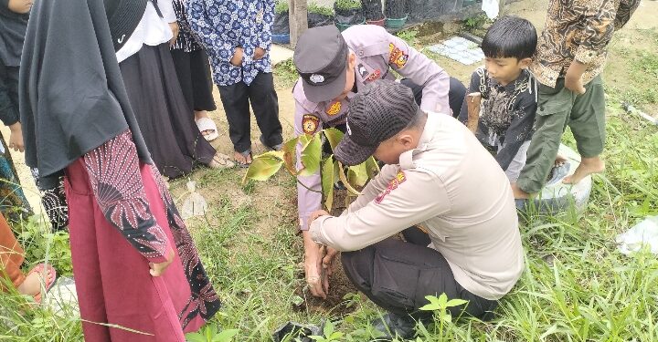 Polsek Kerumutan Ajak Anak TK Tanam Bibit Pohon Dukung Penghijauan