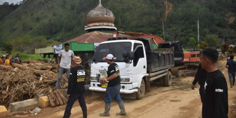 Relawan Asar Humanity KsatriaGayo Gotong Royong Di Mesjid Ridwan Rawe