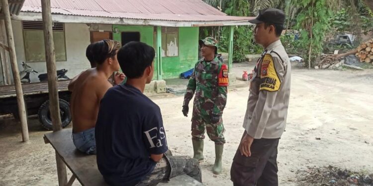 Polisi dan TNI Perkuat Sinergi Lewat Silaturahmi di Segati Pelalawan