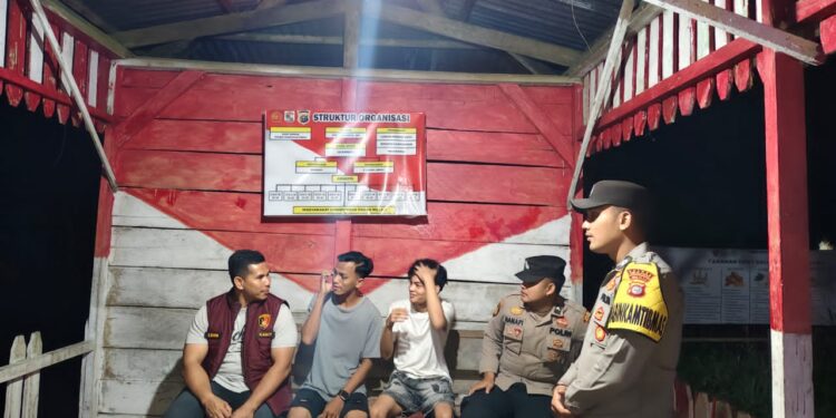 Perkuat Keamanan Lingkungan, Polsek Pangkalan Kuras Sambangi Pos Kamling