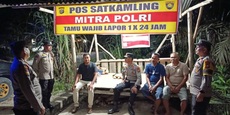 Polsek Pangkalan Kuras Tingkatkan Keamanan Warga Lewat Pengecekan Pos Kamling