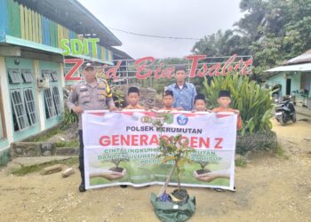 Polsek Kerumutan Tanam Bibit Pohon Dukung Program Penghijauan Kapolda Riau