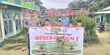 Polsek Kerumutan Tanam Bibit Pohon Dukung Program Penghijauan Kapolda Riau
