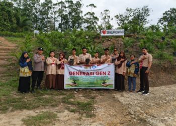 Polsek Pangkalan Kerinci Tanam Bibit Pohon di SMK Kelapa Sawit Arsya Ganeeta Indonesia