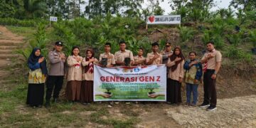 Polsek Pangkalan Kerinci Tanam Bibit Pohon di SMK Kelapa Sawit Arsya Ganeeta Indonesia