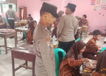 Polsek Pangkalan Kuras Awasi Pembagian Makan Bergizi Gratis di Lima Sekolah