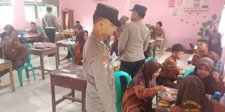 Polsek Pangkalan Kuras Awasi Pembagian Makan Bergizi Gratis di Lima Sekolah