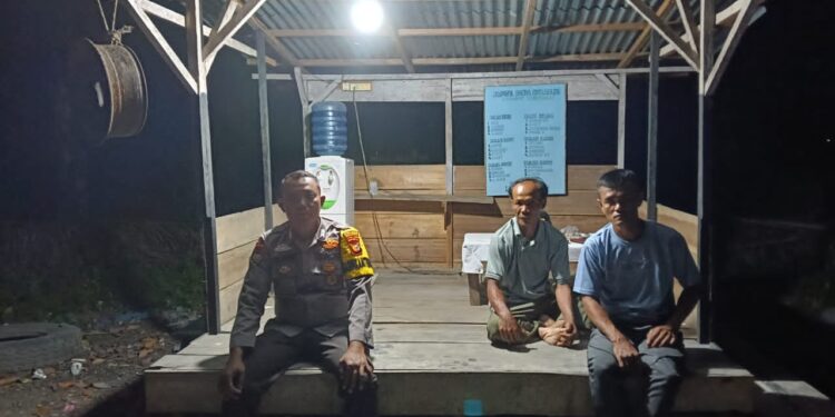 Polsek Kerumutan Cek Pos Kamling untuk Tingkatkan Harkamtibmas di Desa Banjar Panjang