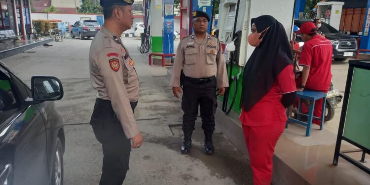 Polsek Pangkalan Kerinci Patroli ke Swalayan dan SPBU, Pastikan Situasi Tetap Aman dan Kondusif