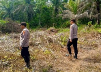 Polsek Teluk Meranti Sebar Maklumat Kapolda dan Beri Binluh Cegah Karhutla di Jalur Lintas Bono