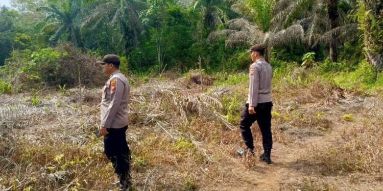 Polsek Teluk Meranti Sebar Maklumat Kapolda dan Beri Binluh Cegah Karhutla di Jalur Lintas Bono