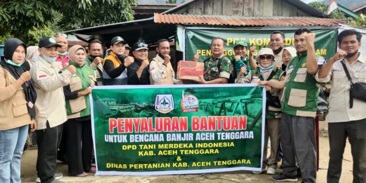 Tani Merdeka dan Distan Aceh Tenggara Salurkan Bantuan Untuk Korban Banjir 