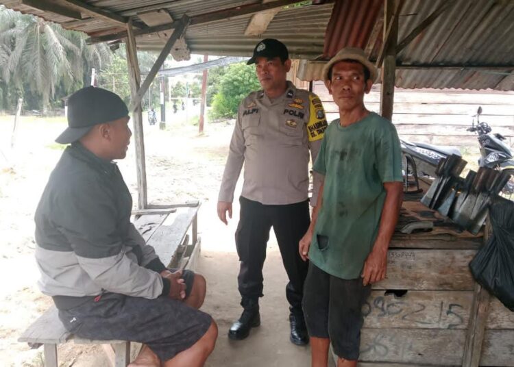 Bhabinkamtibmas Polsek Bunut Sambangi Warga untuk Jaga Keamanan dan Cegah Karhutla