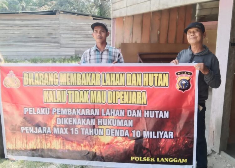 Polsek Langgam Sosialisasikan Larangan Membakar Hutan dan Lahan di Desa Segati