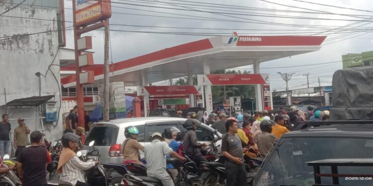 Masyarakat Subulussalam Antri Berhari Hari Berjuang Menghadapi Kelangkaan BBM