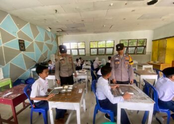 Polisi Awasi Program Makan Bergizi Gratis di Dua Sekolah Sorek Satu