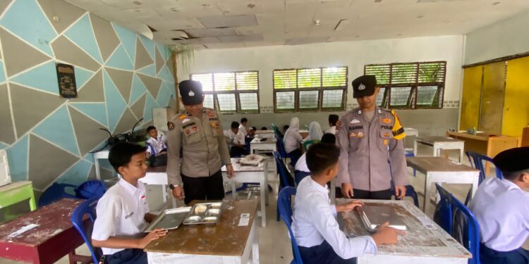 Polisi Awasi Program Makan Bergizi Gratis di Dua Sekolah Sorek Satu
