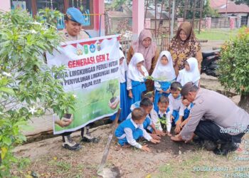 Polisi Tanam Bibit Pohon Kelengkeng di TK Pembina Bunut Pelalawan