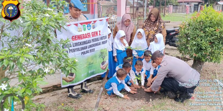 Polisi Tanam Bibit Pohon Kelengkeng di TK Pembina Bunut Pelalawan
