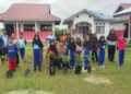 Polisi Tanam Bibit Pohon di SD 016 Pulau Muda Dukung Program Penghijauan Kapolda Riau