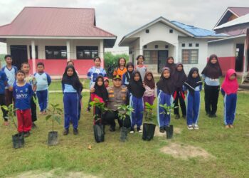 Polisi Tanam Bibit Pohon di SD 016 Pulau Muda Dukung Program Penghijauan Kapolda Riau