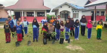 Polisi Tanam Bibit Pohon di SD 016 Pulau Muda Dukung Program Penghijauan Kapolda Riau