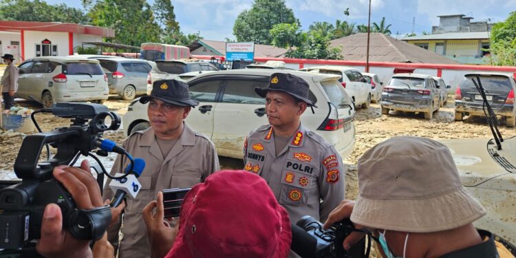Kapolres Aceh Tamiang Cek Mobil Terdampak Banjir, Bantah Isu Mayat Di Dalam Kendaraan