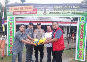 Polsek Bunut Kawal Open Turnamen APDESI CUP I U-40 di Desa Sialang Kayu Batu