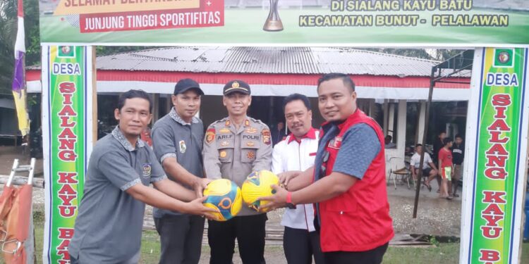 Polsek Bunut Kawal Open Turnamen APDESI CUP I U-40 di Desa Sialang Kayu Batu