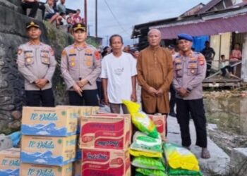 Jalan Terputus Akibat Banjir, Polres Aceh Singkil Salurkan Bantuan dengan Kapal Rawa