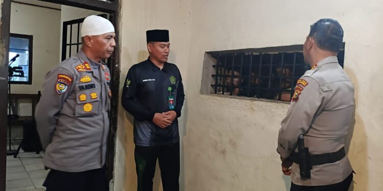 Polsek Pangkalan Kuras Gelar Binrohtal dengan Tema “Takwa dan Perencanaan Hidup Mukmin” di Rutan Polsek