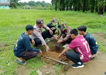 Polsek Kerumutan Tanam Bibit Pohon Dukung Program Penghijauan Kapolda Riau