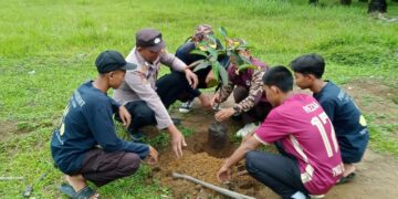 Polsek Kerumutan Tanam Bibit Pohon Dukung Program Penghijauan Kapolda Riau
