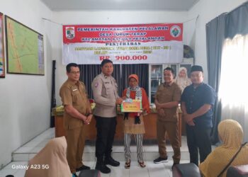 Polsek Bunut Dampingi Penyaluran BLT untuk Warga Desa Lubuk Terap