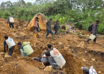 Pemda Bener Meriah Bayar Jasa Kuli Panggul Untuk Pasok BBM Dari Aceh Utara