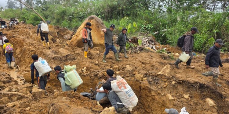 Pemda Bener Meriah Bayar Jasa Kuli Panggul Untuk Pasok BBM Dari Aceh Utara