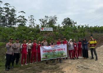 Polisi Tanam Bibit Pohon di SMK Kelapa Sawit Arasya Ganeeta Indonesia