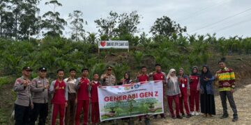 Polisi Tanam Bibit Pohon di SMK Kelapa Sawit Arasya Ganeeta Indonesia