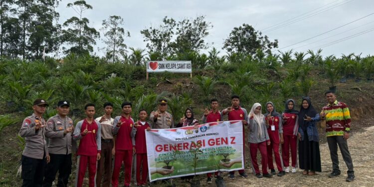Polisi Tanam Bibit Pohon di SMK Kelapa Sawit Arasya Ganeeta Indonesia
