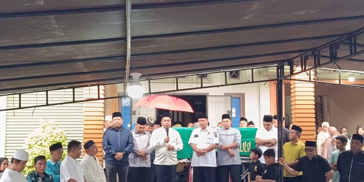 Kapolres Pelalawan dan Jajaran Polres Sambang Duka ke Rumah Orang Tua Wakil Ketua DPRD