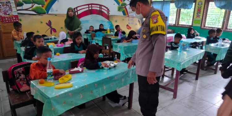 Kapolsek Kerumutan Ikuti Loaunching Perdana Program Makan Bergizi Gratis di SDN 009