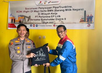 Kapolsek Ukui Dampingi Pertamina Sosialisasikan Penyisipan Pipa dan Pengelolaan BMN di Pelalawan